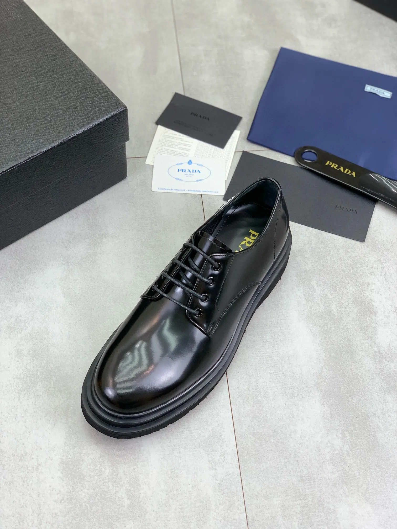 Factory price P880 💰Original quality, top version🔱 ＰＲＡＤＡPrada. Men's business casual leather shoes, top quality products. 1:1 shipment⬆️Luxurious and noble👞All imported original brand fabrics, just to create a more comfortable wearing experience. Upper: Original comfortable open edge bead-rubbed calf leather➕Top imported water-dyed full cow lining, original lightweight and comfortable TPU foam combination bottom✔️Code number: 39-44 (38.45 can be customized)